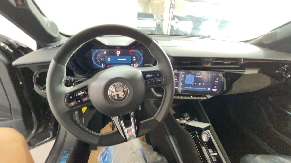 Alfa Romeo Junior 1.2 ibrida Sport Speciale 145cv edct6 (15)
