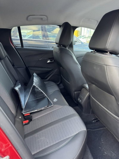 Peugeot 208 PureTech 100 Stop&Start EAT8 5 porte GT (5)