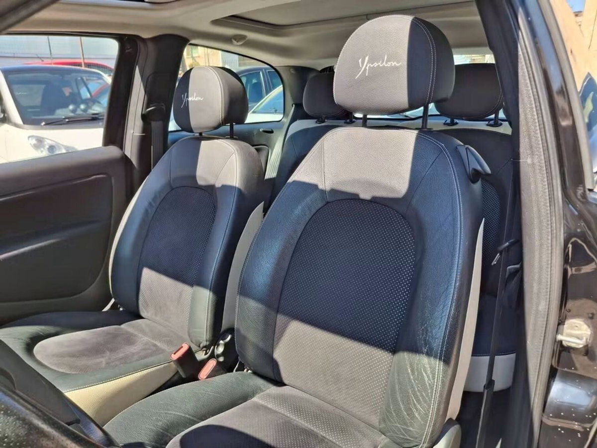 Lancia Ypsilon 1.3 MJT 16V 95 CV 5 porte S&S Platinum (14)