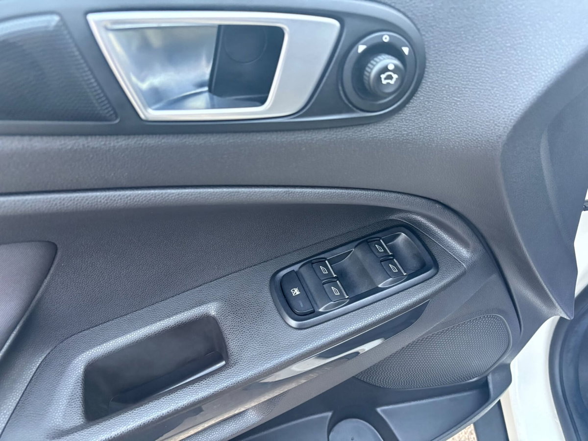 Ford EcoSport 1.5 TDCi 95 CV Titanium S (9)