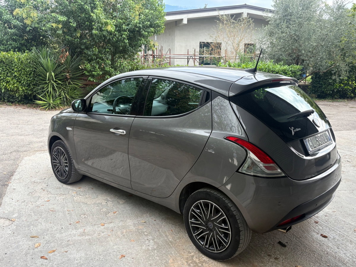 Lancia Ypsilon 1.0 FireFly 5 porte S&S Hybrid Gold Plus (9)