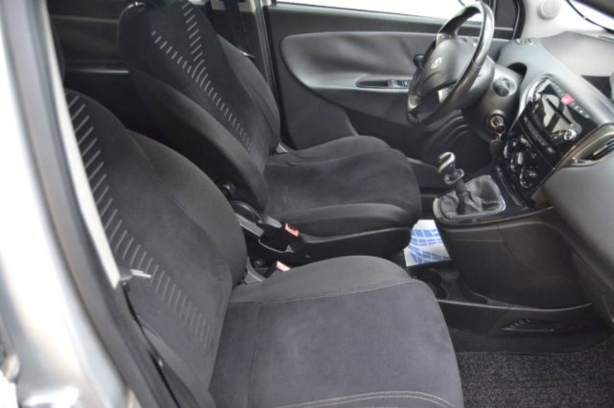 Lancia Ypsilon 0.9 TwinAir 85 CV 5 porte S&S Platinum (10)