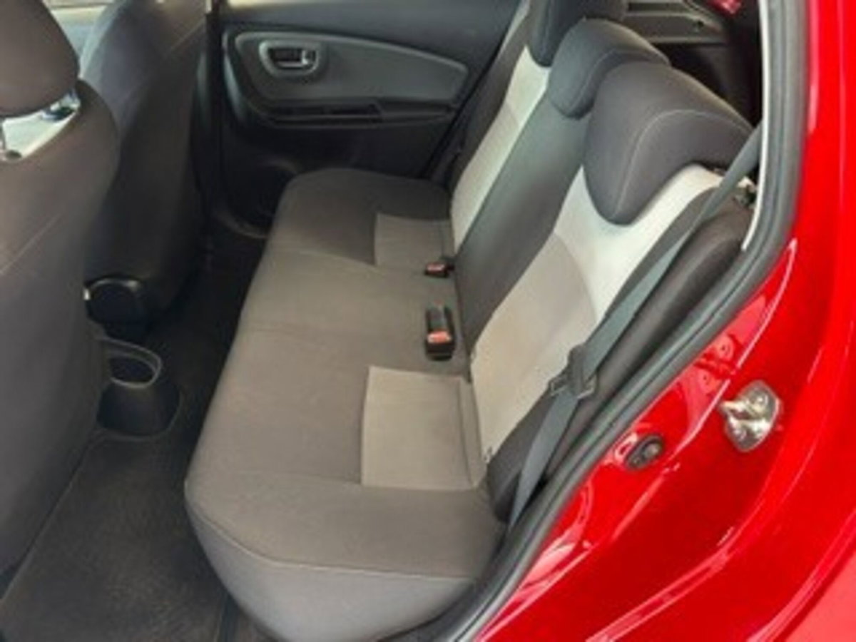 Toyota Yaris 1.0 72 CV 5 porte Lounge (12)