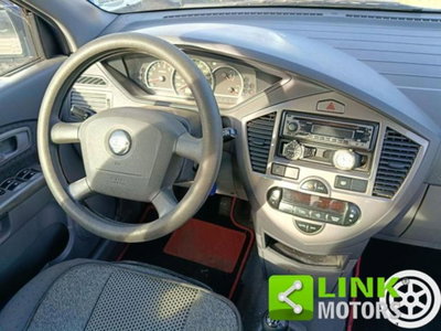 Kia Carens 2.0 16V CRDi LX (7)