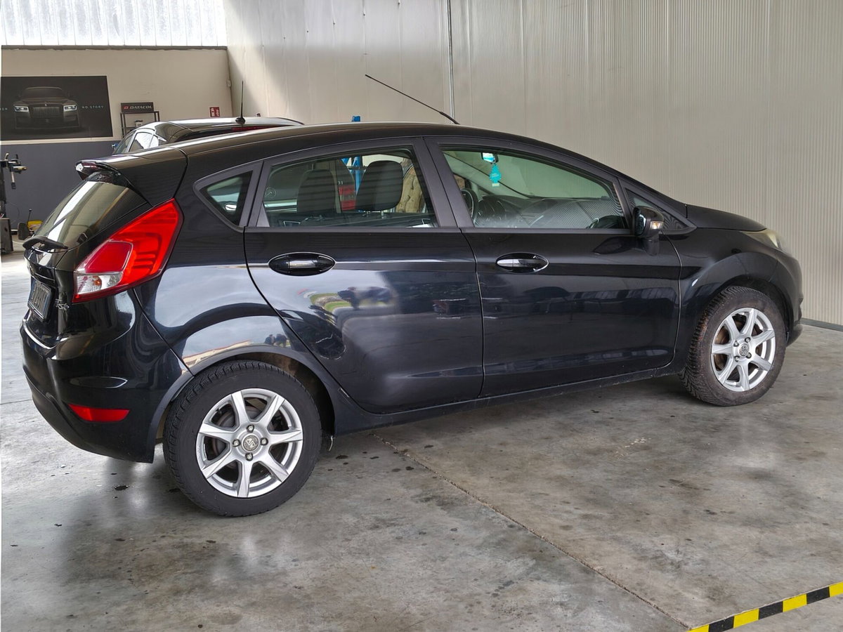Ford Fiesta 1.5 TDCi 75CV 5 porte (10)