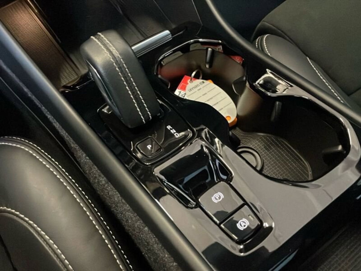 Volvo XC40 T5 Recharge Plug-in Hybrid R-design (15)