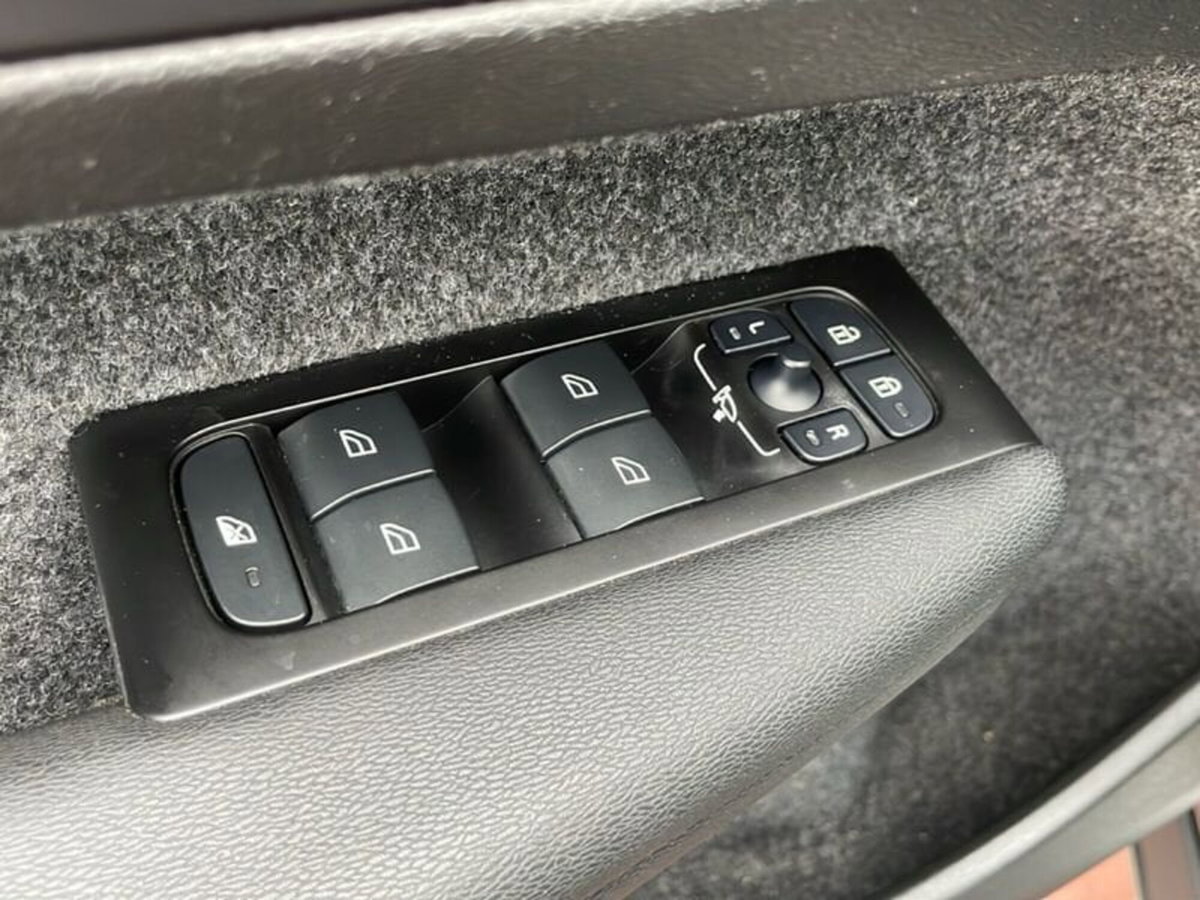 Volvo XC40 T5 Recharge Plug-in Hybrid R-design (18)