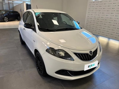 Lancia Ypsilon 1.0 FireFly 5 porte S&S Hybrid Ecochic Silver usata