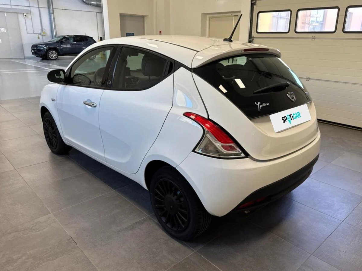 Lancia Ypsilon 1.0 FireFly 5 porte S&S Hybrid Ecochic Silver (6)