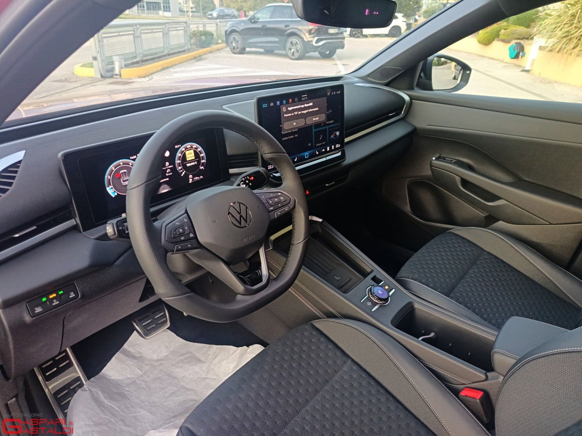 Volkswagen T-Roc 1.5 etsi R-Line 150cv dsg (8)