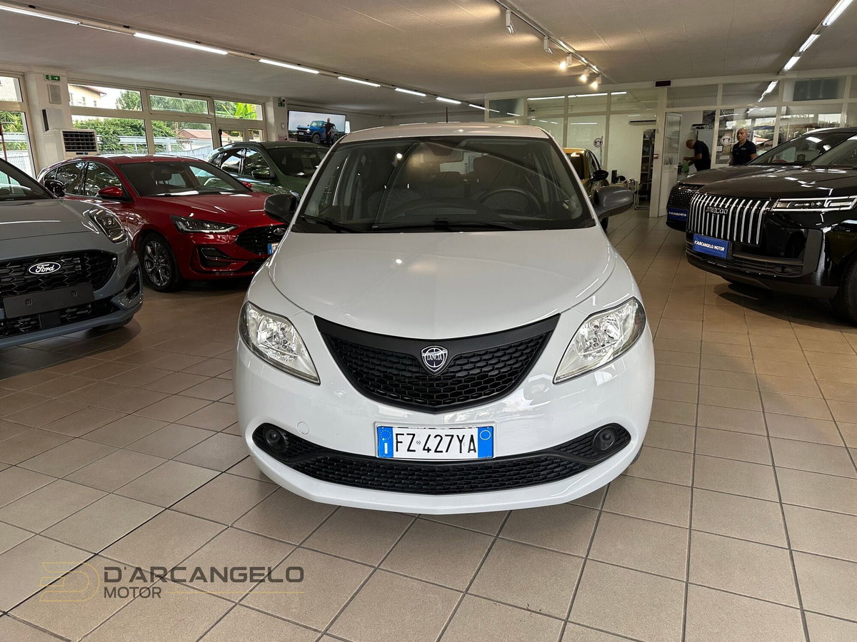 Lancia Ypsilon 1.2 69 CV 5 porte GPL Ecochic Silver (2)