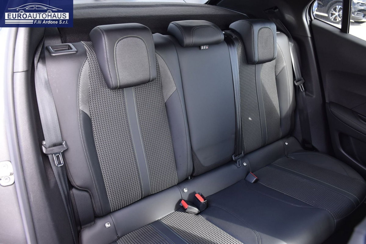 Peugeot 2008 PureTech 130 S&S EAT8 GT Line (17)