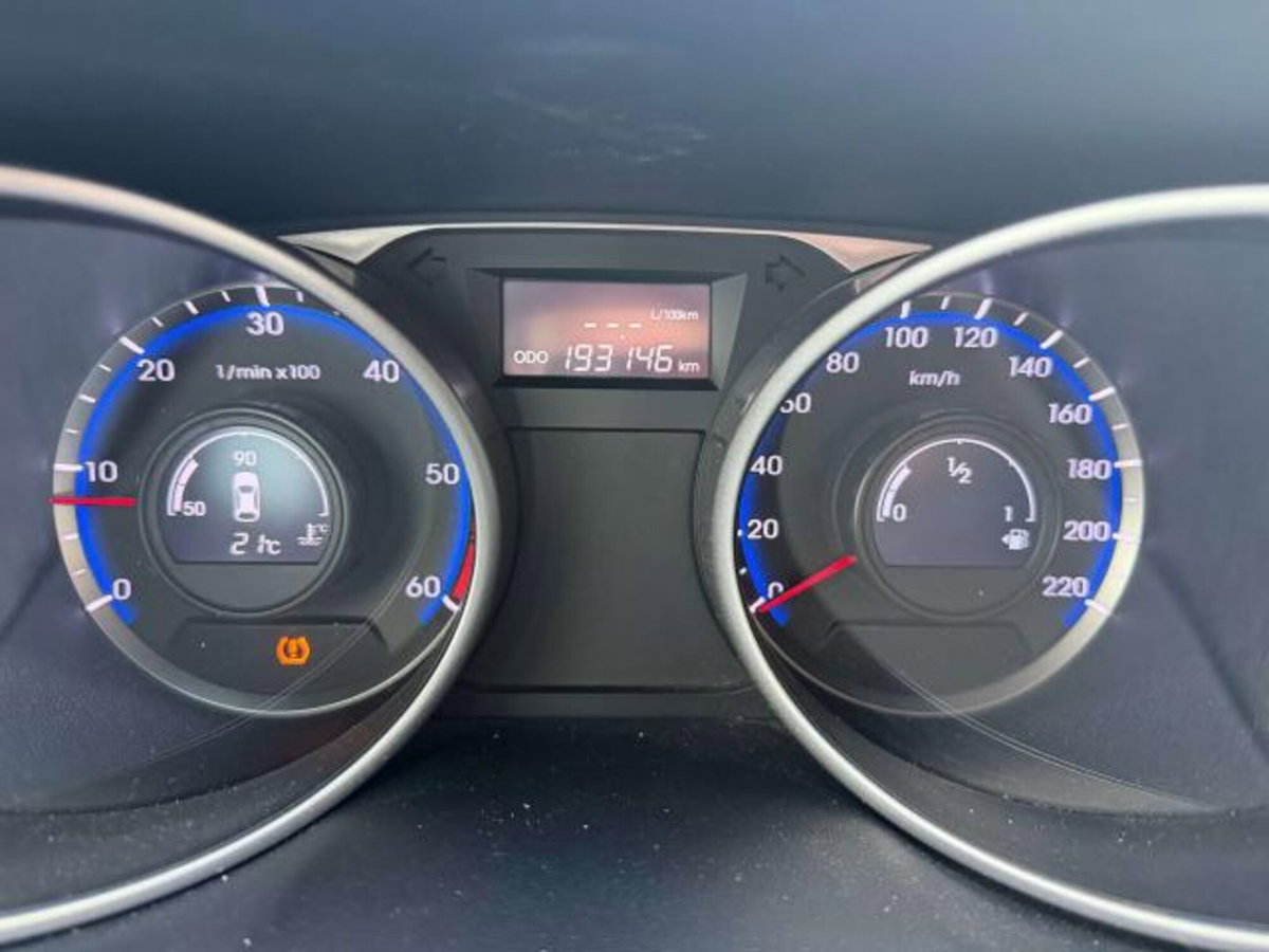 Hyundai ix35 1.7 CRDi 2WD Xpossible (14)