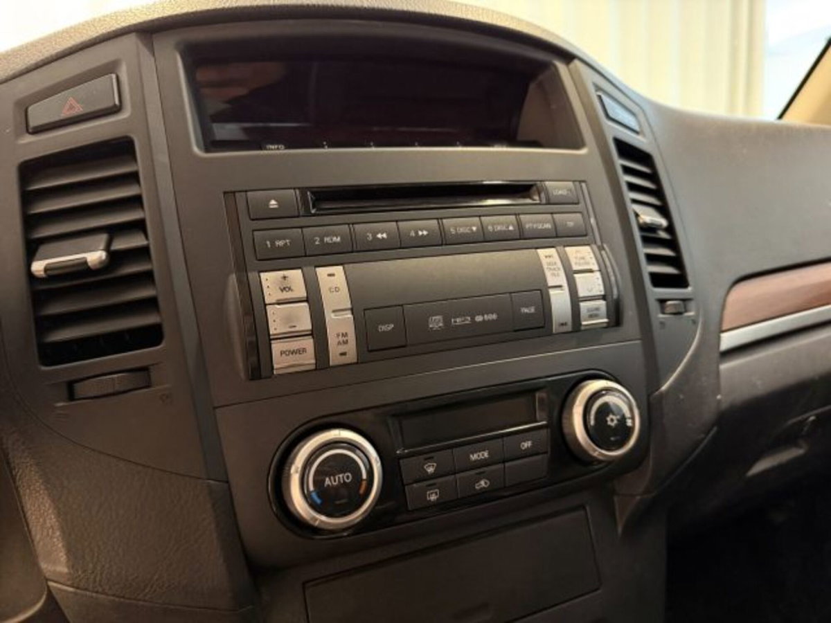 Mitsubishi Pajero 3.2 DI-D 16V 3p. Intense DPF (15)