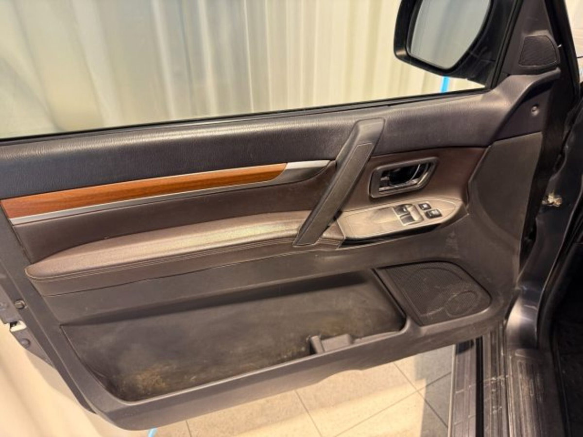 Mitsubishi Pajero 3.2 DI-D 16V 3p. Intense DPF (7)