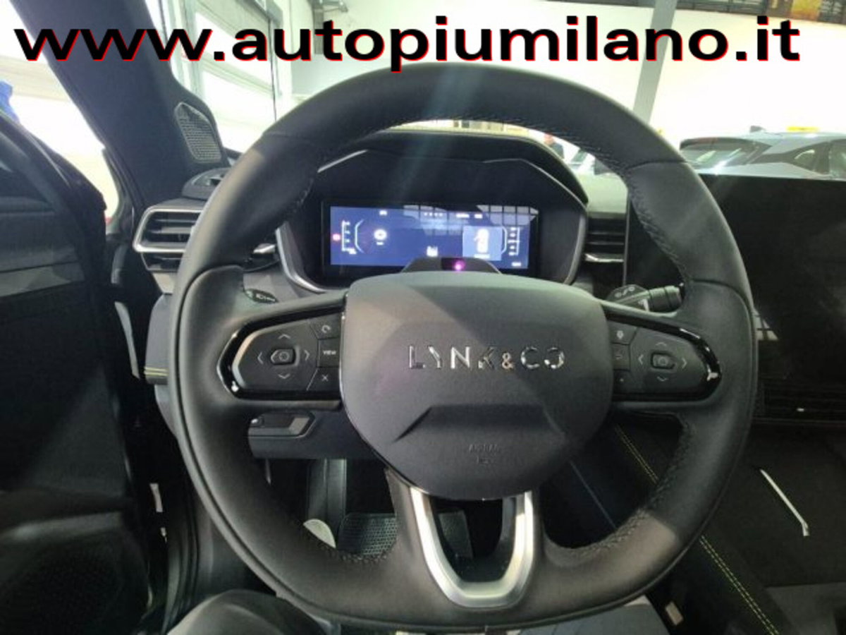 Lynk & Co 01 01 1.5 td phev More auto (12)