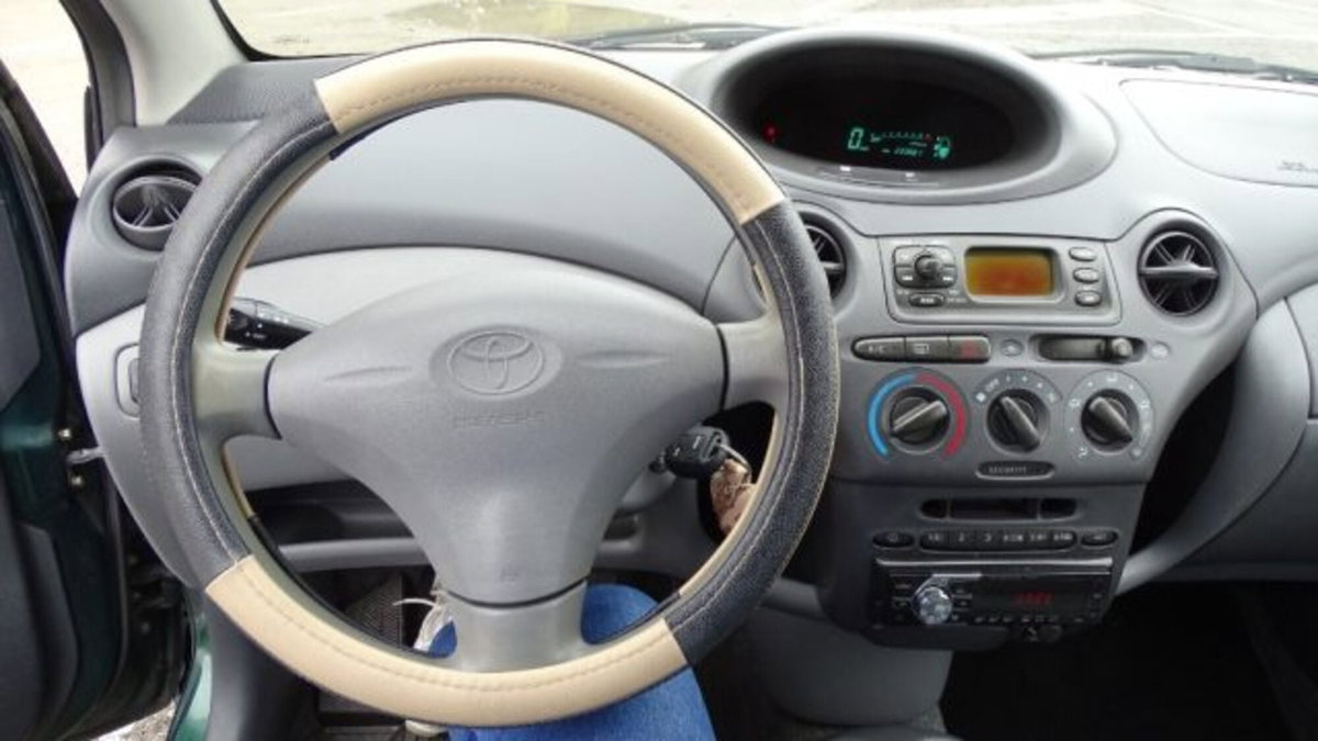 Toyota Yaris 16V cat 3 porte (15)