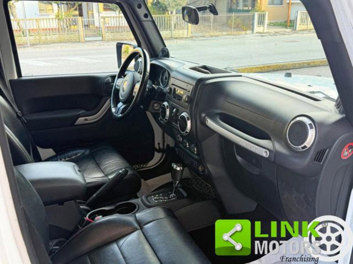 Jeep Wrangler Unlimited 2.8 CRD DPF Sahara Auto (14)