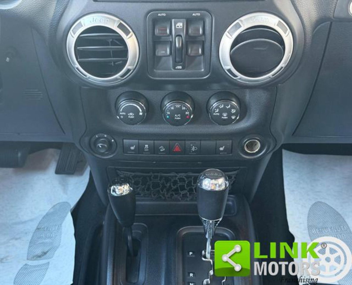 Jeep Wrangler Unlimited 2.8 CRD DPF Sahara Auto (18)