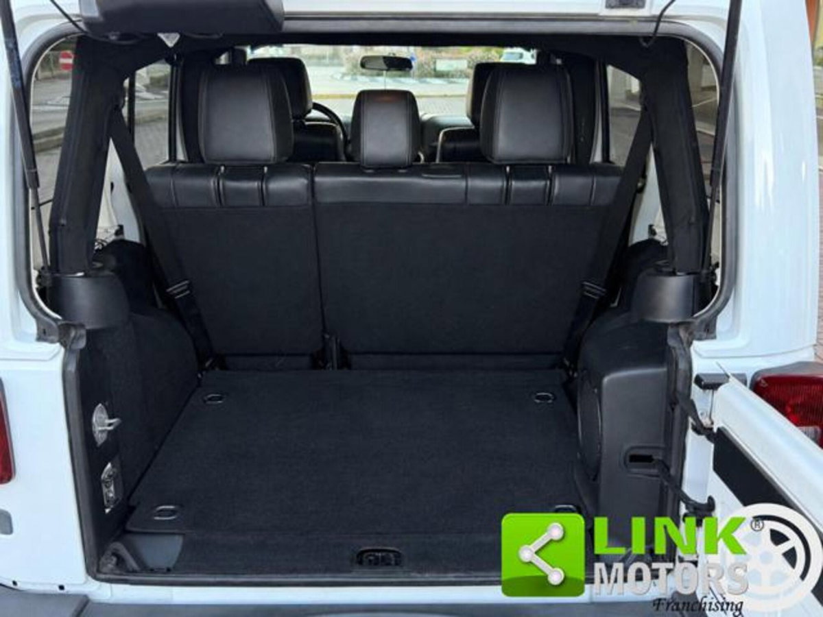 Jeep Wrangler Unlimited 2.8 CRD DPF Sahara Auto (19)