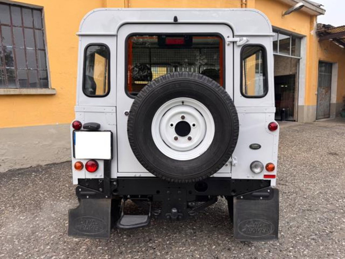 Land Rover Defender 110 2.2 TD4 Station Wagon N1 (6)
