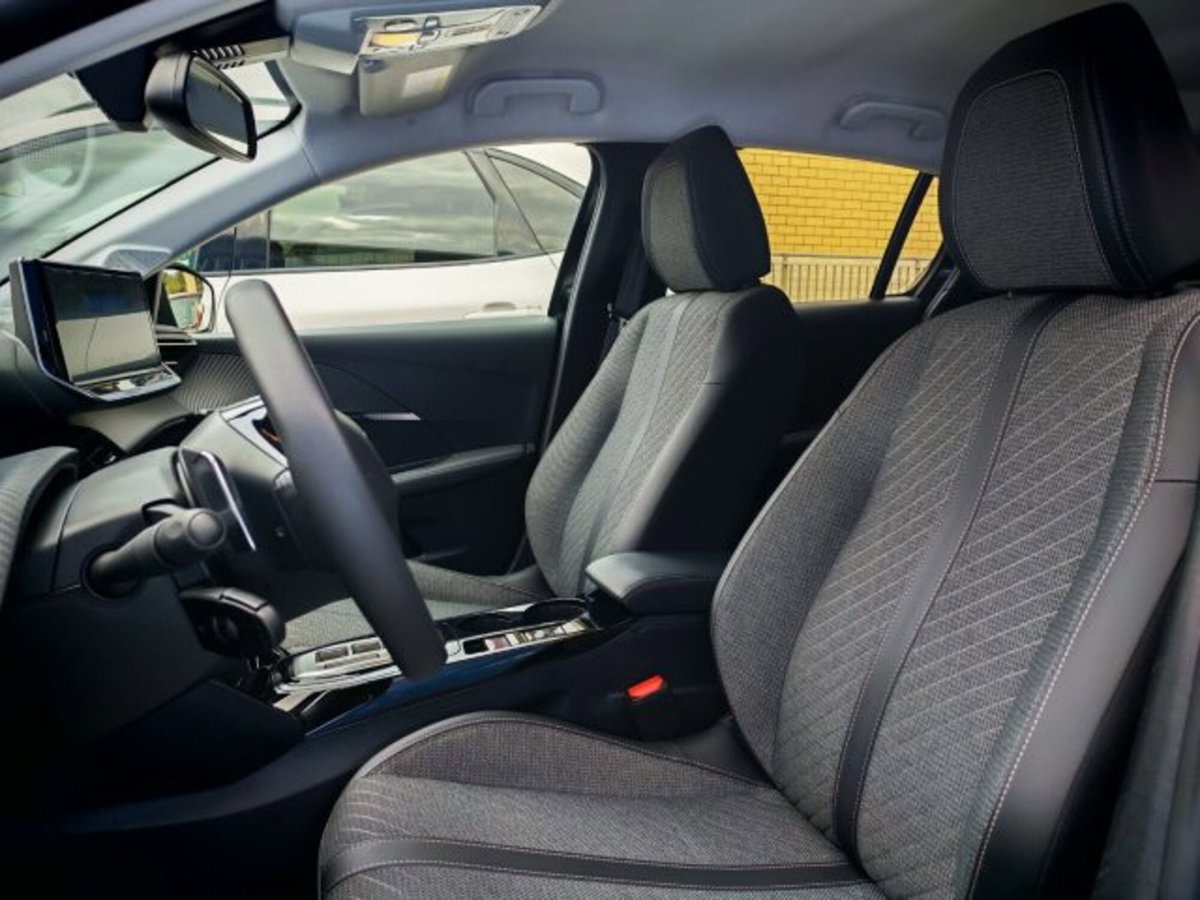 Peugeot 208 50 kWh Allure (8)