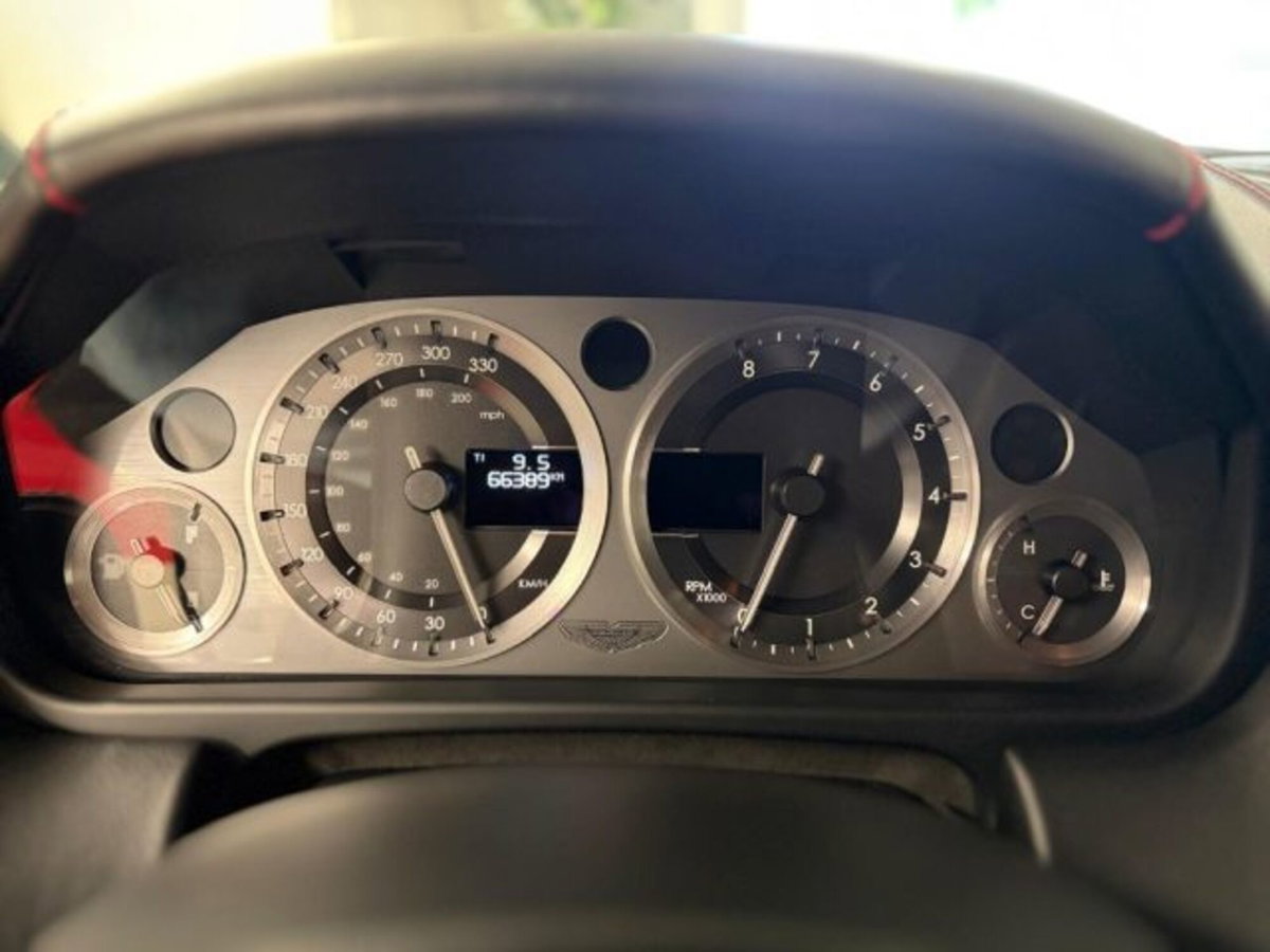 Aston Martin V8 Vantage Cabrio V8 Vantage Roadster (17)