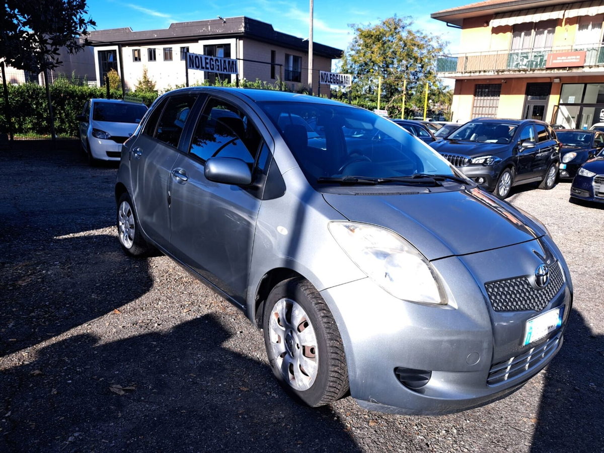 Toyota Yaris 1.3 5 porte Sol (10)