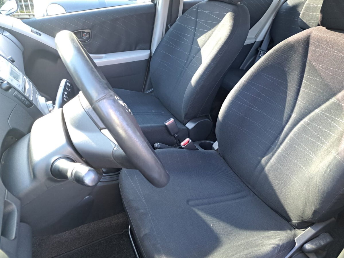 Toyota Yaris 1.3 5 porte Sol (11)