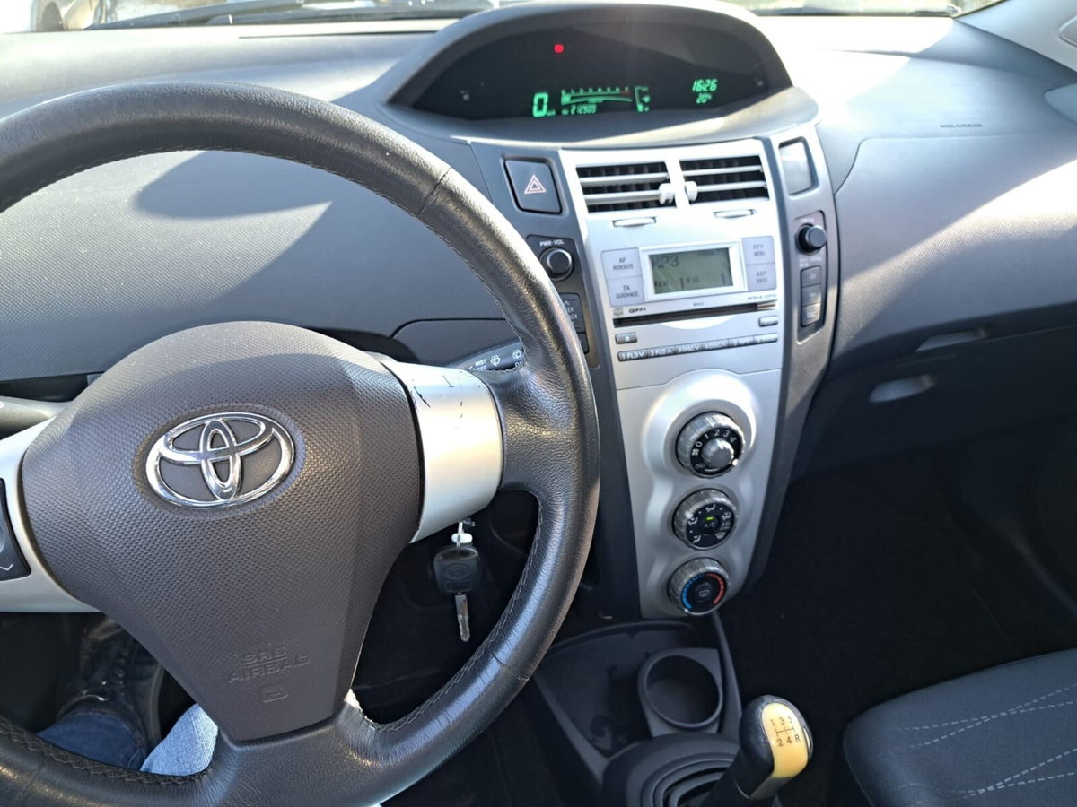 Toyota Yaris 1.3 5 porte Sol (13)