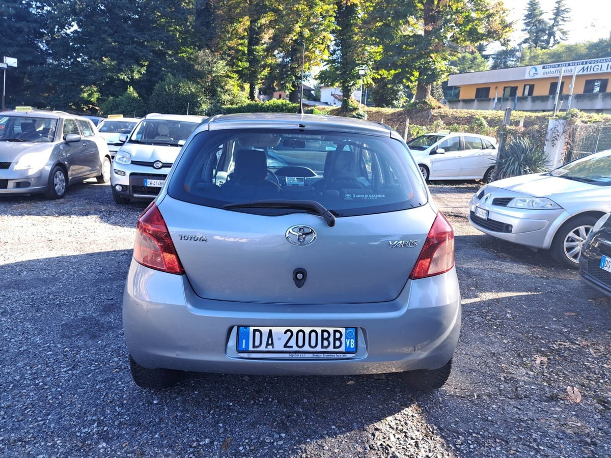 Toyota Yaris 1.3 5 porte Sol (2)
