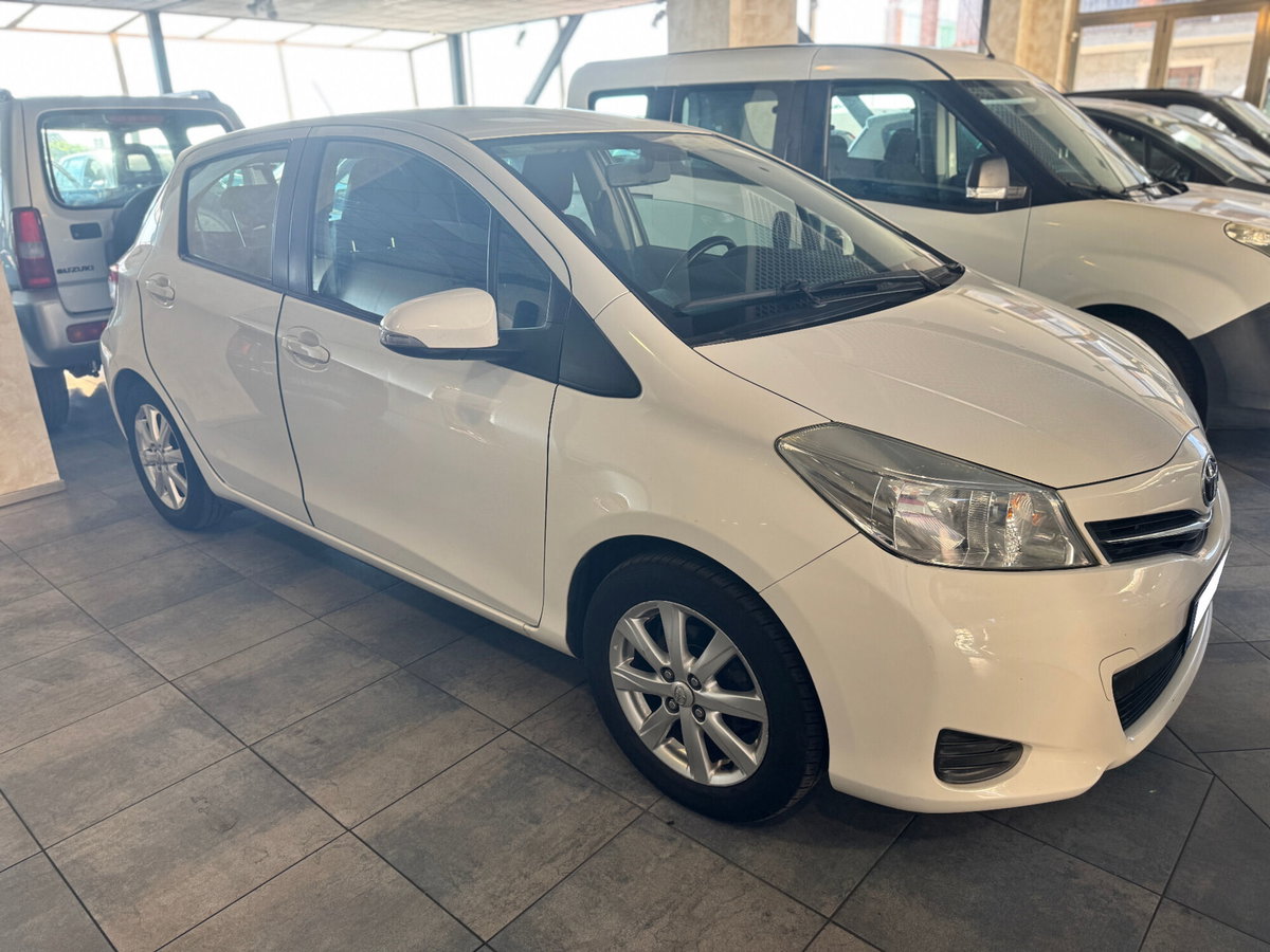 Toyota Yaris 1.0 5 porte Active (2)