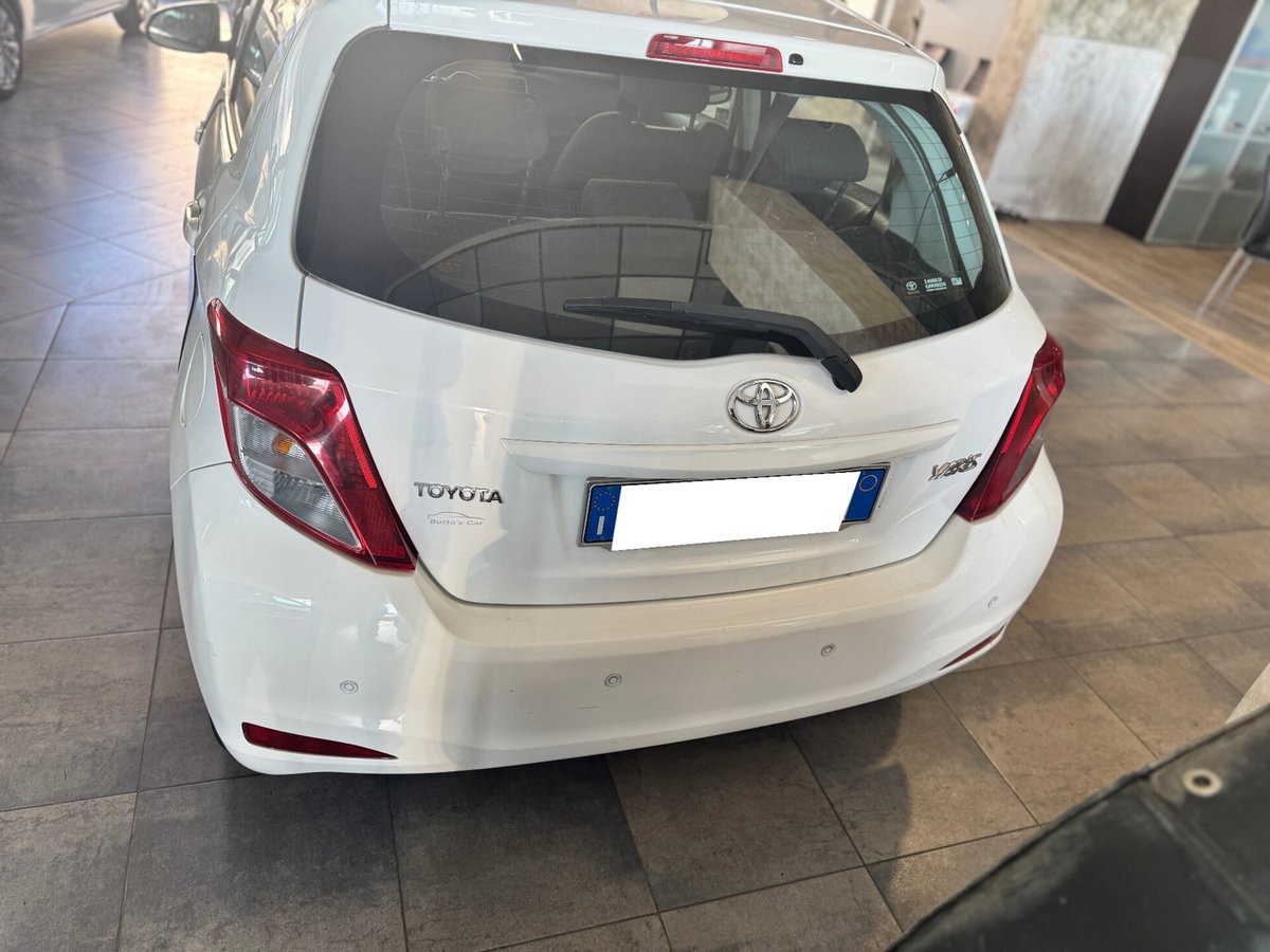 Toyota Yaris 1.0 5 porte Active (3)