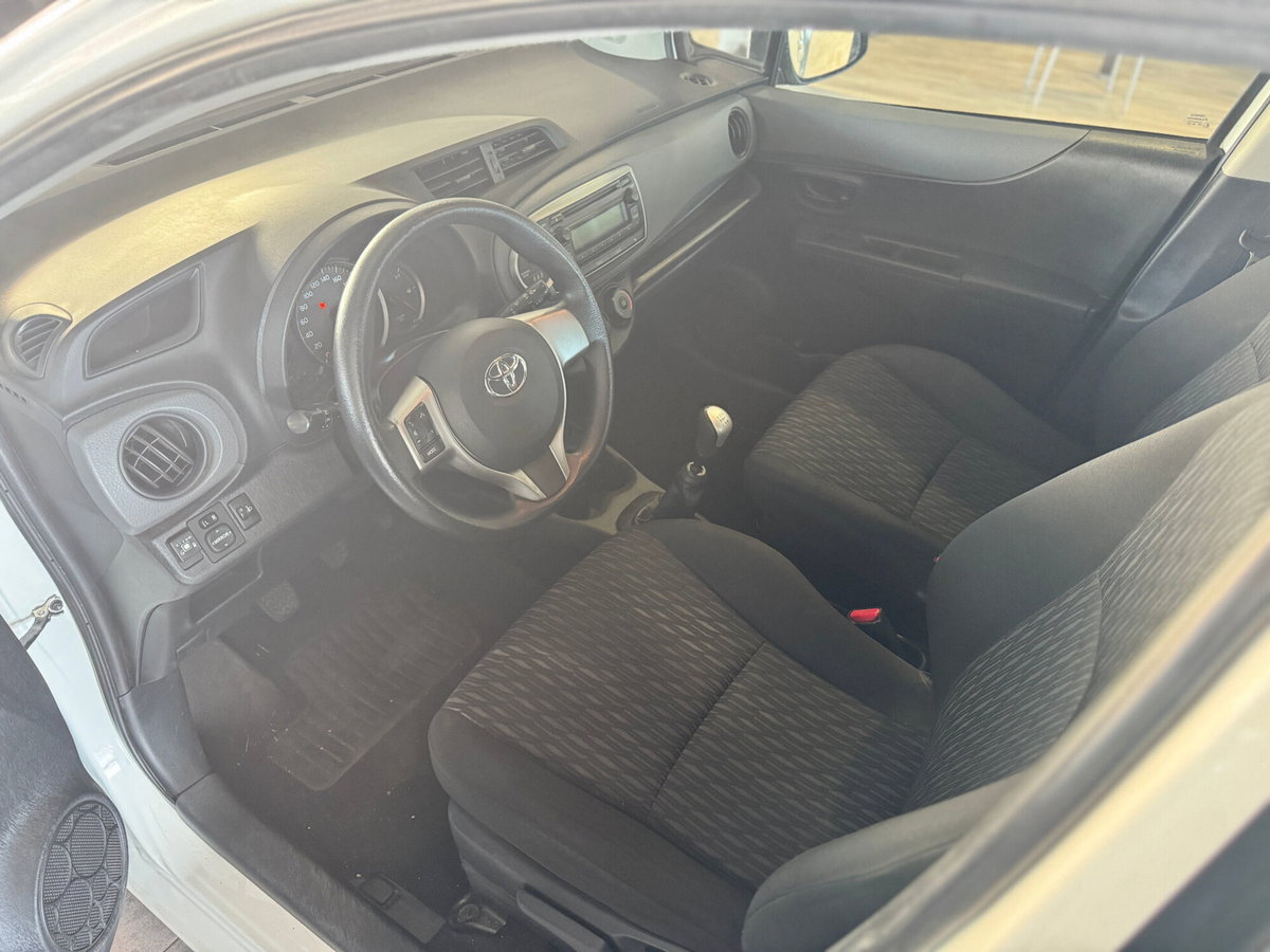 Toyota Yaris 1.0 5 porte Active (6)