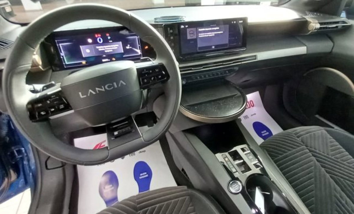 Lancia Ypsilon 1.2 mhev Edizione Limitata Cassina e-dct (10)
