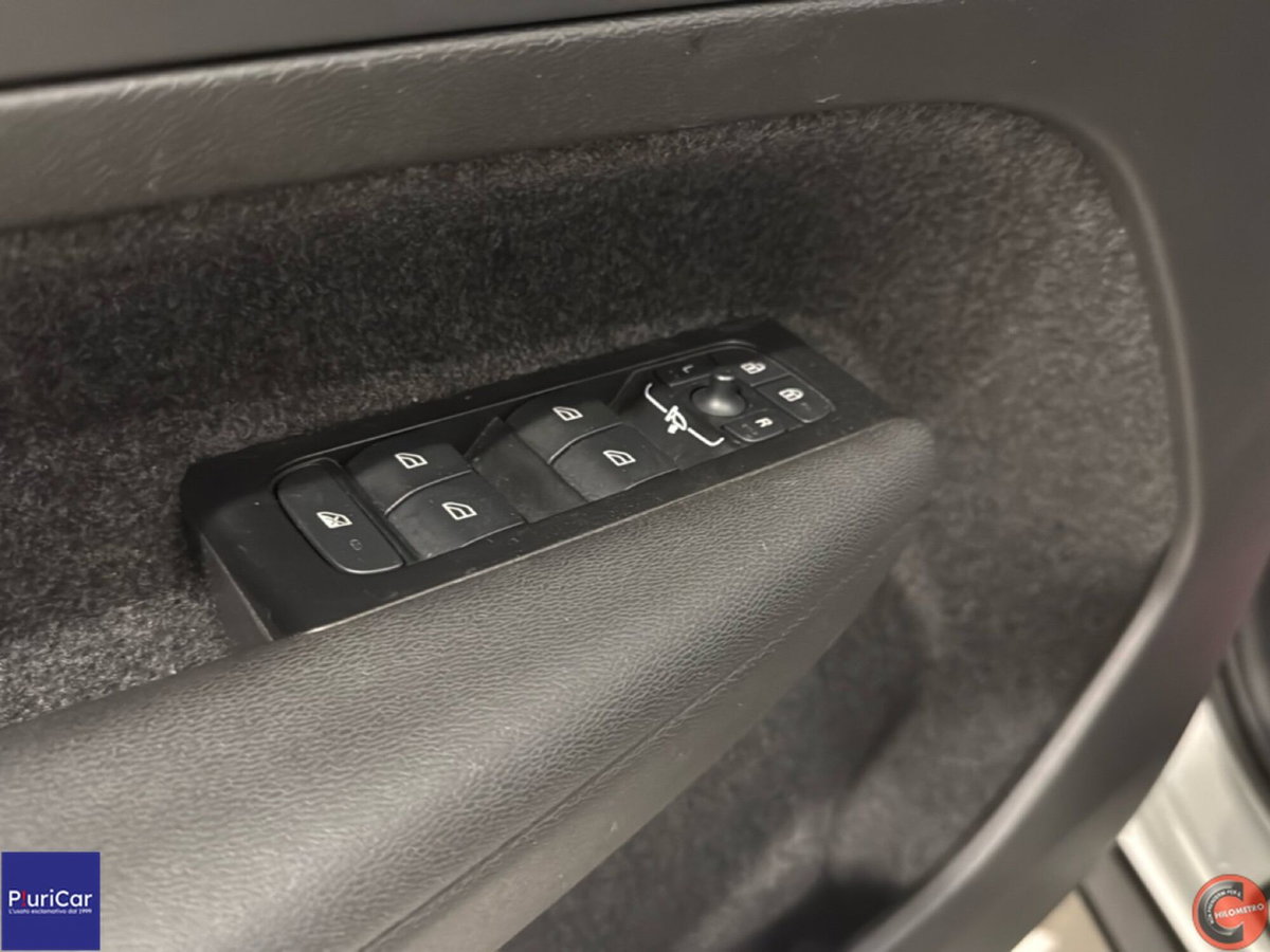 Volvo XC40 T5 Recharge Plug-in Hybrid R-design (19)