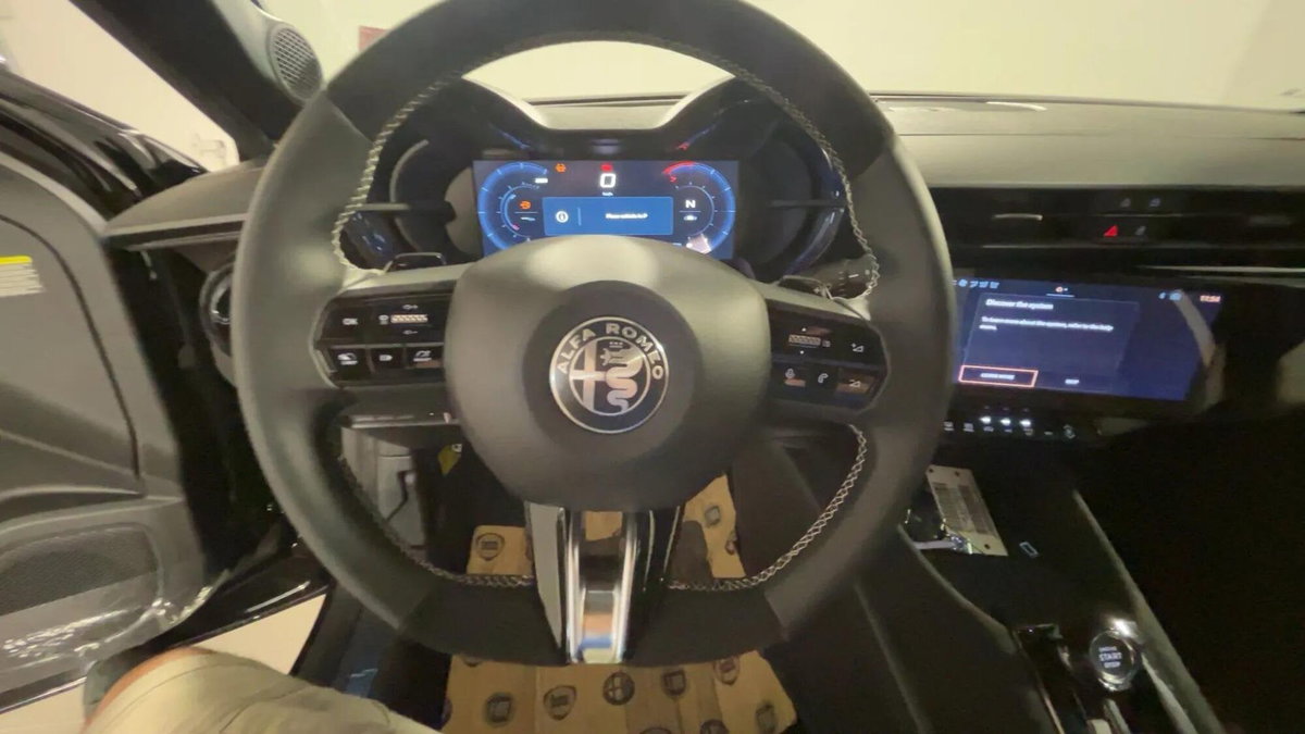 Alfa Romeo Junior 1.2 ibrida Sport Speciale 145cv edct6 (13)