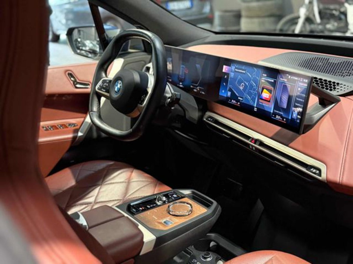 BMW iX xdrive50 pacchetto sportivo (13)