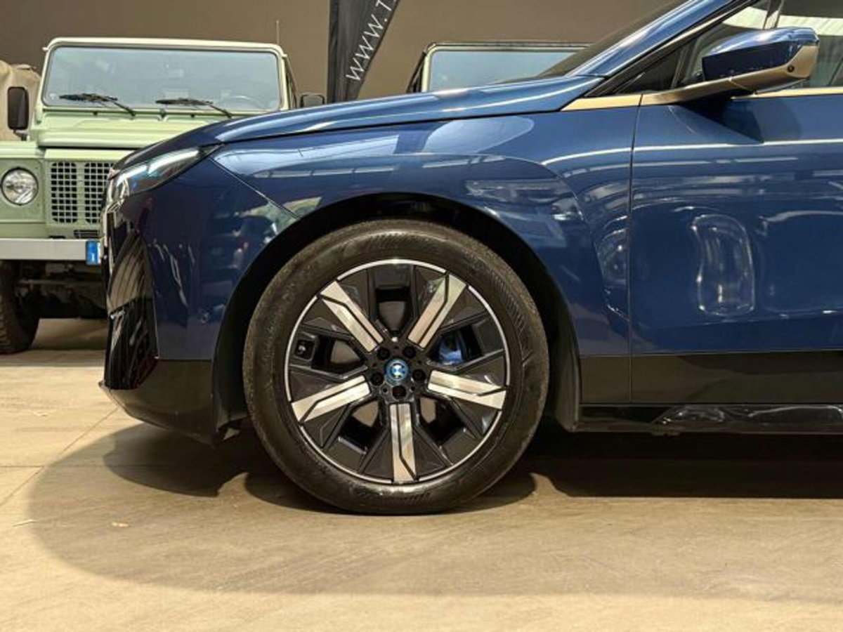 BMW iX xdrive50 pacchetto sportivo (7)