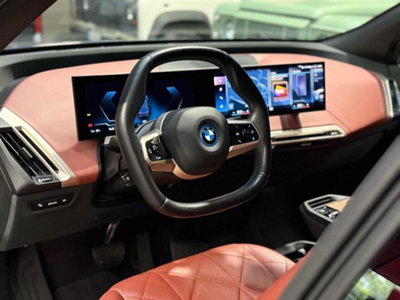 BMW iX xdrive50 pacchetto sportivo (9)