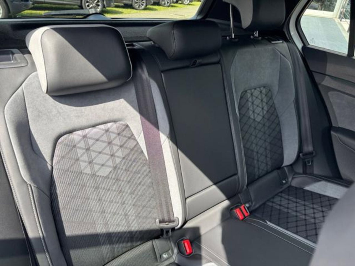 Volkswagen Golf 2.0 TDI 150 CV DSG SCR R-Line (9)