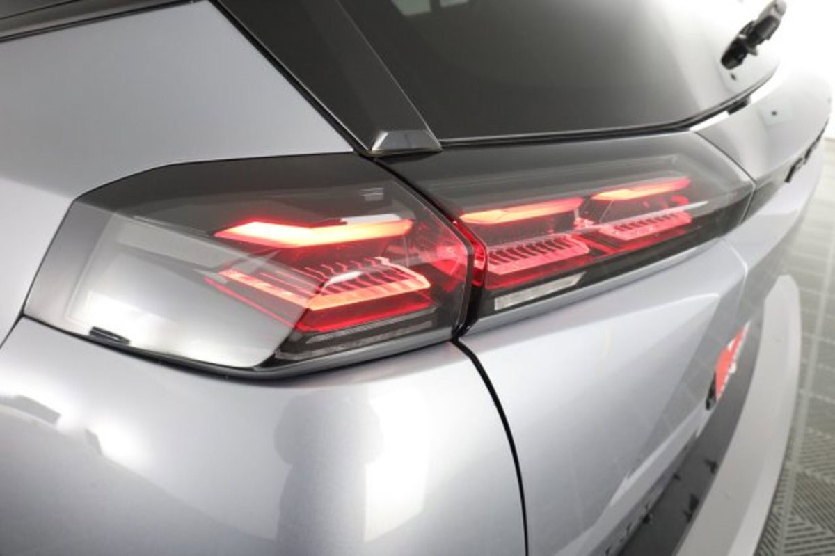 Peugeot 2008 PureTech 100 S&S Allure (9)