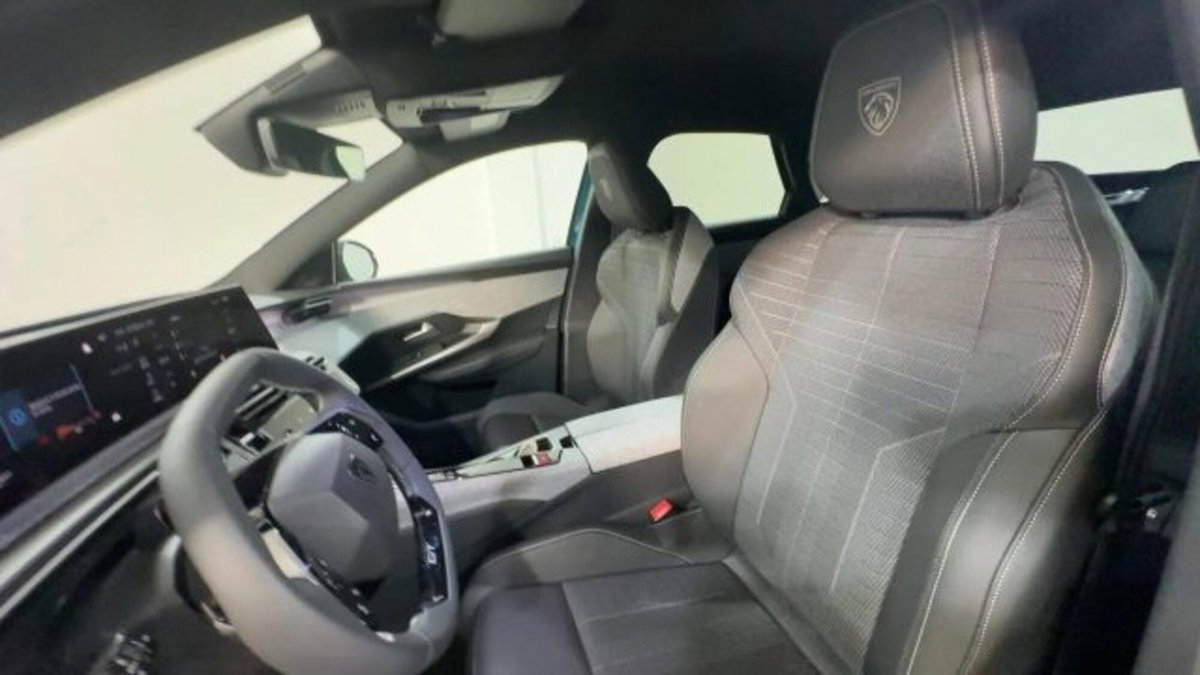 Peugeot 3008 1.2 hybrid 48V GT 136cv e-dcs6 (12)