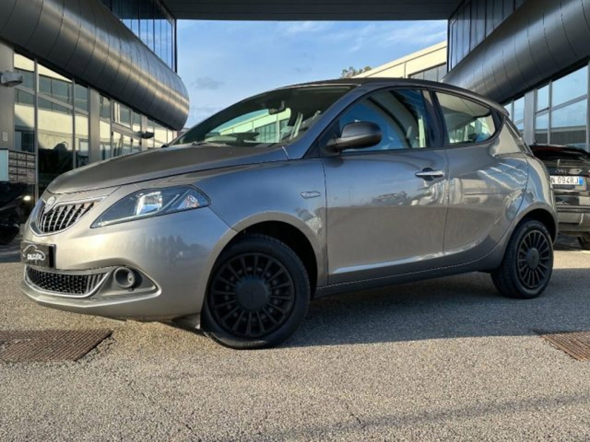 Lancia Ypsilon 1.0 FireFly 5 porte S&S Hybrid Ecochic Silver