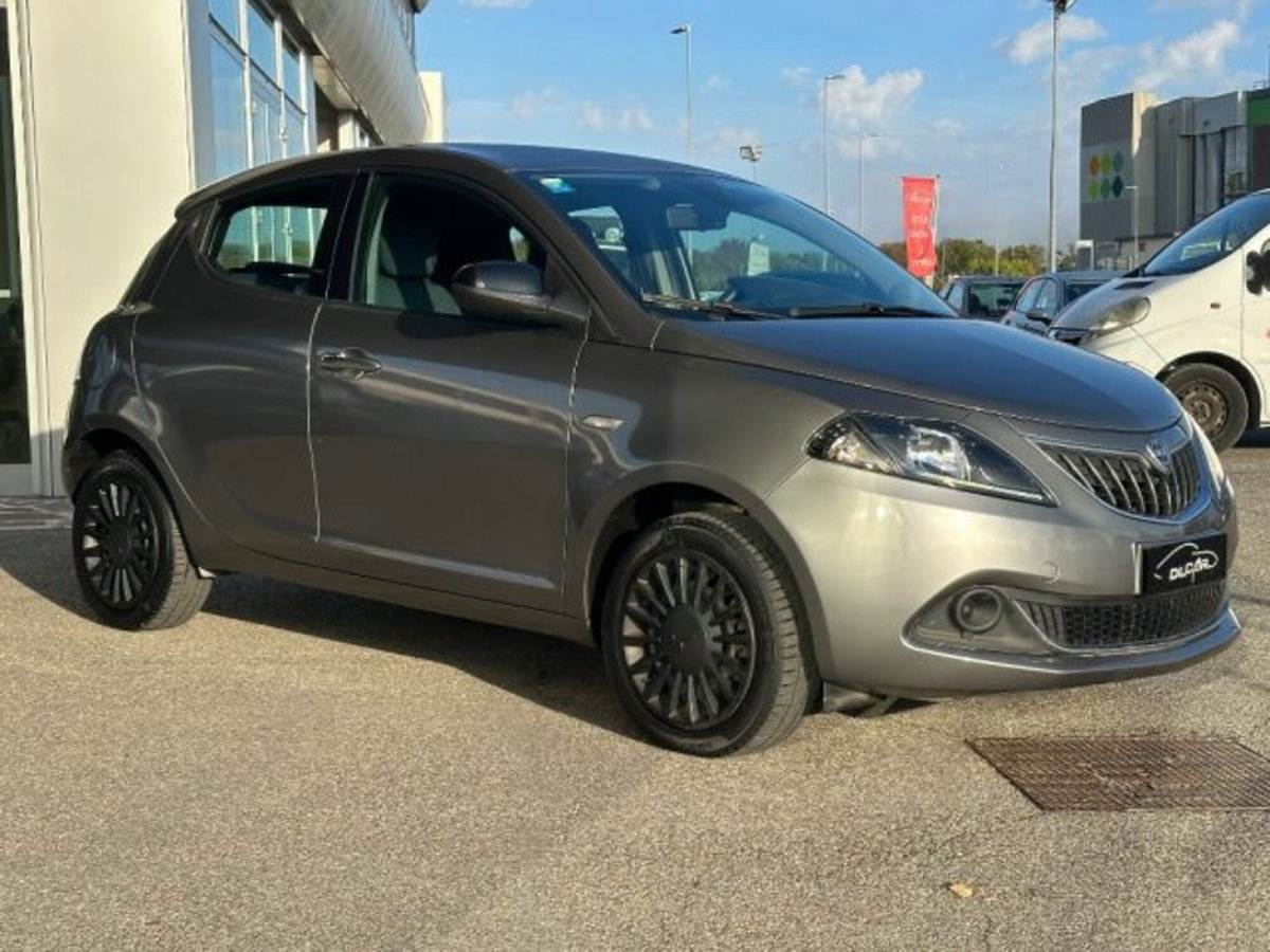 Lancia Ypsilon 1.0 FireFly 5 porte S&S Hybrid Ecochic Silver (2)