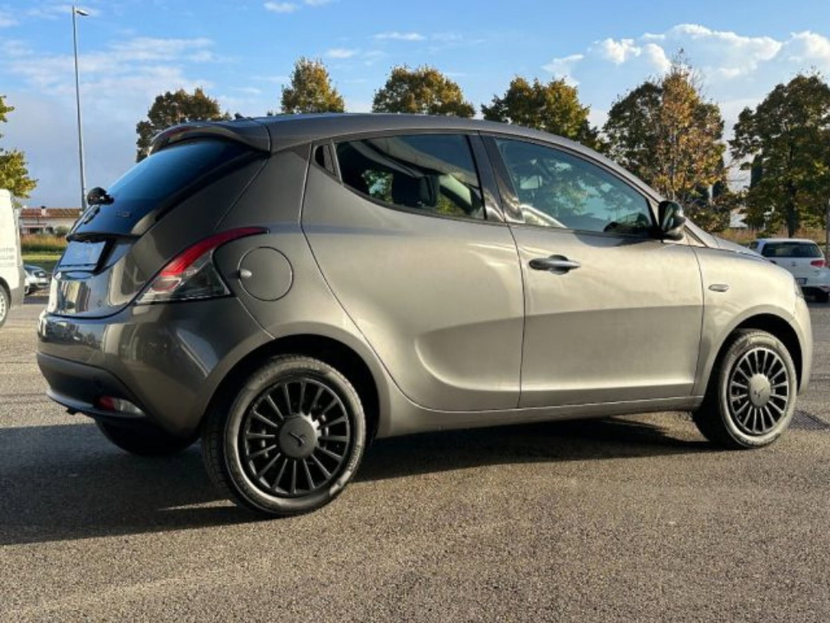 Lancia Ypsilon 1.0 FireFly 5 porte S&S Hybrid Ecochic Silver (5)