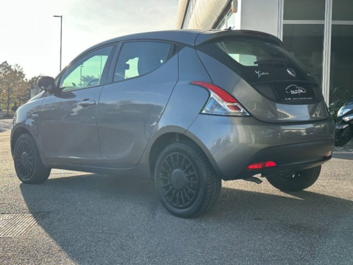 Lancia Ypsilon 1.0 FireFly 5 porte S&S Hybrid Ecochic Silver (6)
