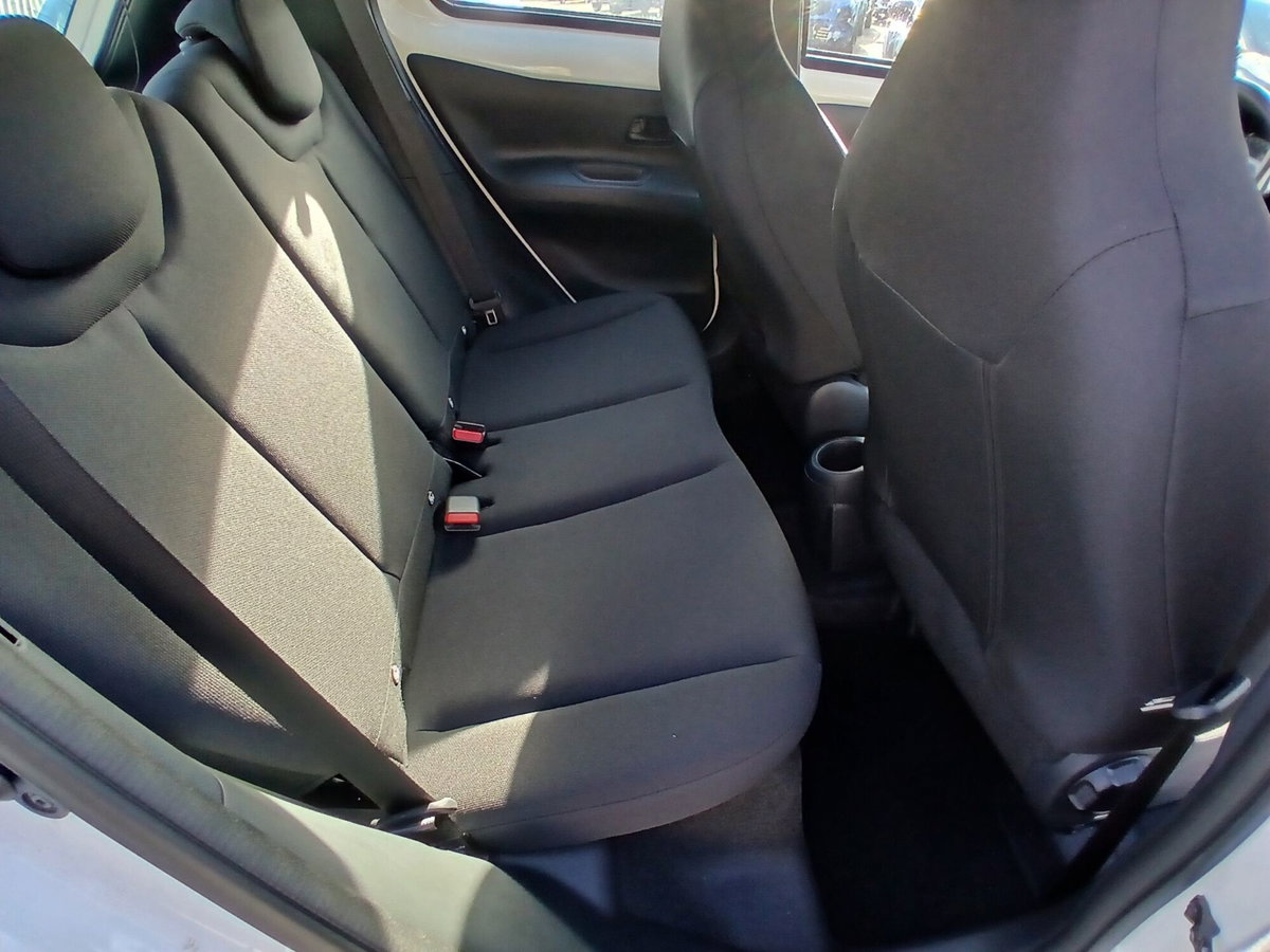 Toyota Aygo X 1.0 VVT-i 72 CV 5p. Undercover S-CVT (16)