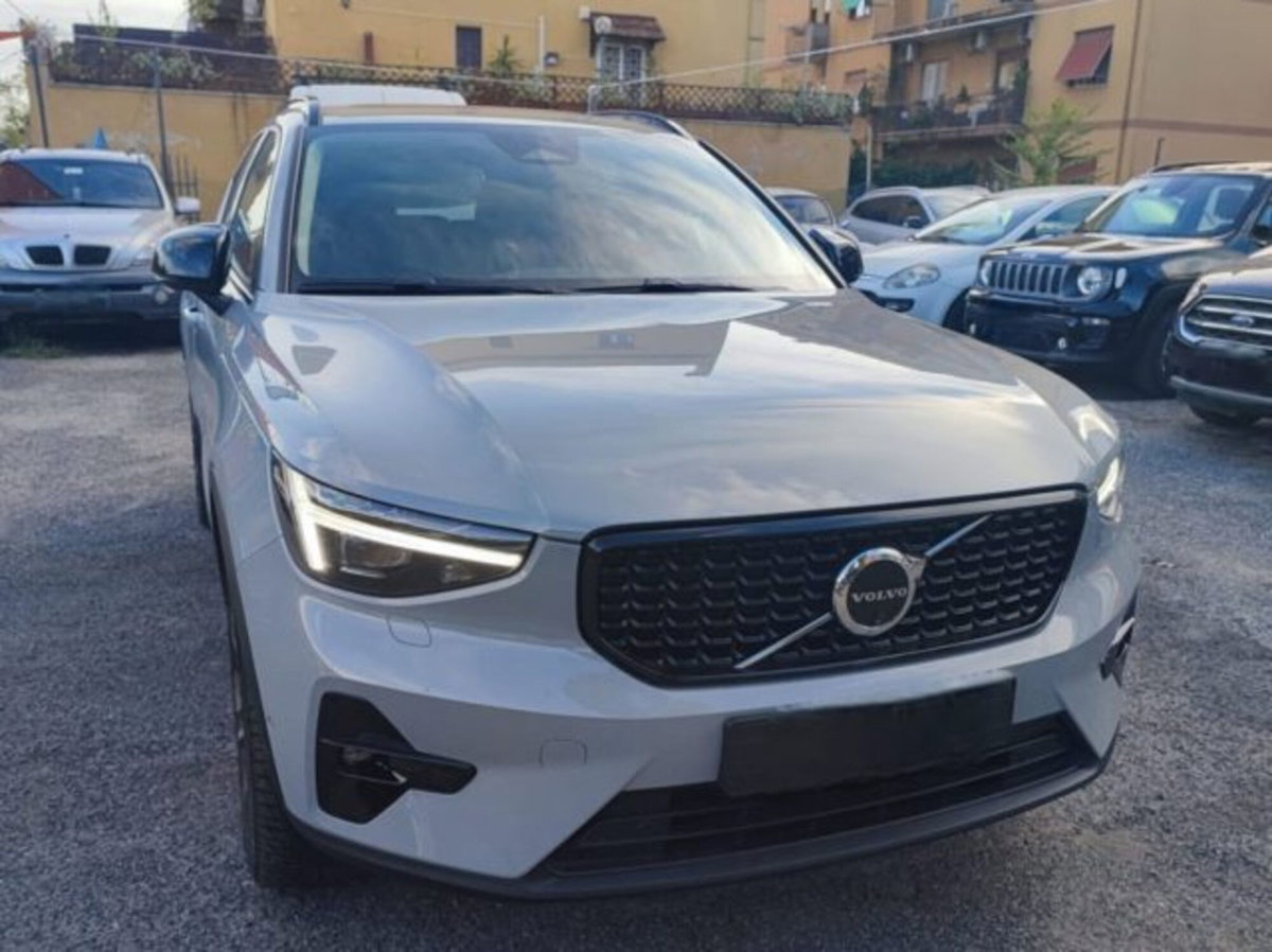 Volvo XC40 B3 automatico Ultimate Dark (2)