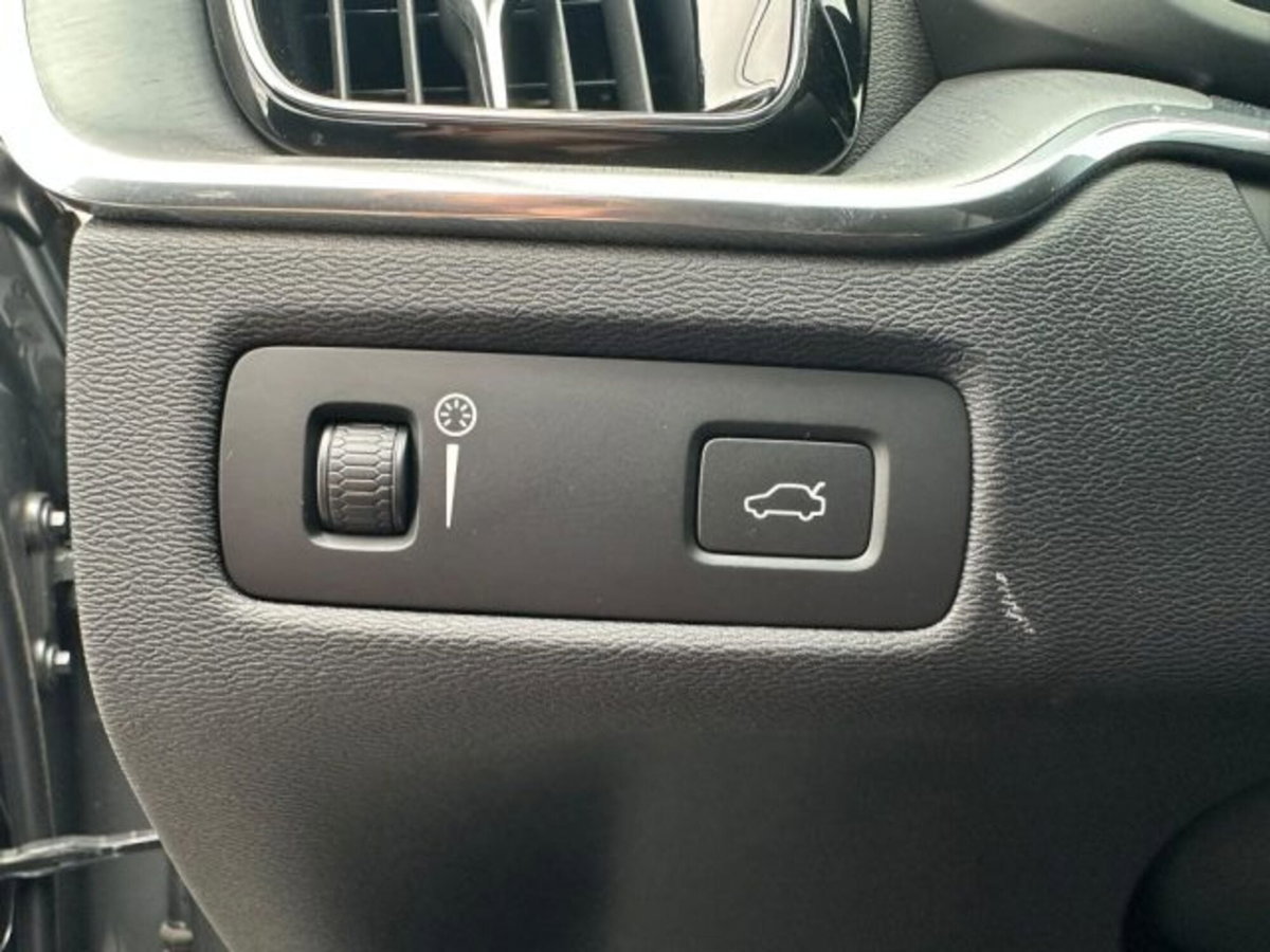 Volvo XC60 B4 (d) AWD Geartronic Momentum N1 (11)